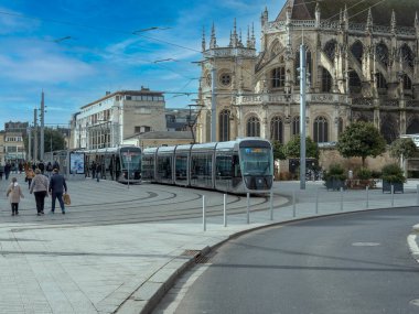 Caen, Fransa 20 Şubat 2021. Şehir merkezi, mimari, yeşillik ve binalarla güzelce bütünleşmiş yeni bir tramvay hattı.