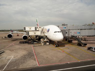 Düsseldorf, Almanya, Nisan 2018. Uluslararası havaalanı, Dubai, Suudi Arabistan 'a uçuş öncesi en büyük yolcu uçağı 380..