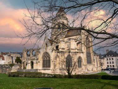 Caen, Fransa, Şubat 2021 Caen Manastırı kalıntıları, Normandiya 'da güzel bir gökyüzü.