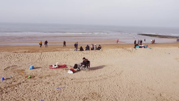 Cabourg Fransa Mart 2021 Turistlerin Normandiya Sahillerinde Yürüyüşü Ilkbaharın Ilk — Stok video