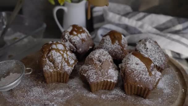 Nombreux Cupcakes Saupoudrés Sucre Poudre Glaçure Caramel Sur Buffet Desserts — Video