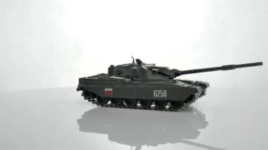 Şef MK-3 tankı bir döngü etrafında dönüyor, beyaz arkaplan, 4k atış