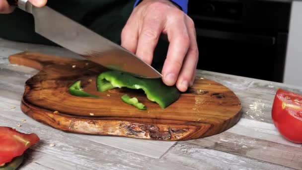 Dicht Zicht Hand Van Een Man Snijden Verse Groene Peper — Stockvideo