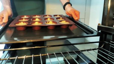 Evde yemek pişirmek, fırında pişirmek. Şef pastayı 4K fırınına koyar.