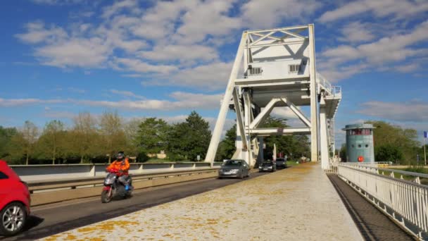 2021年5月 フランス カーン 時間経過ケーンのペガサス橋を渡って車の毎日のHdトラフィック — ストック動画