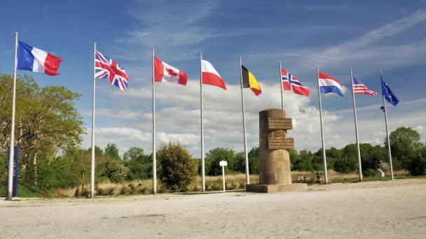 Caen Frankrike Maj 2021 Filma Flerlandsflaggor Vinden Bredvid Ett Wwii — Stockvideo