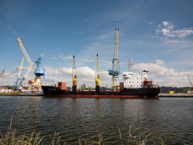 Caen, Fransa Mayıs 2021. Fransız limanı Mekhanik Brilin 'in Rus bayrağı altında Caen Kanalı' na bir gemi boşaltılıyor. 4k yüksek çözünürlüklü film