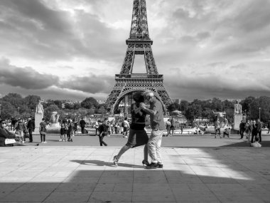 Paris, Fransa, Mayıs 2021. Arkadaki Tracadero Meydanı 'nda dans eden Arjantinli çiftler. Paris' in Eyfel Kulesi sembolü, aşk şehri, siyah beyaz fotoğraf.