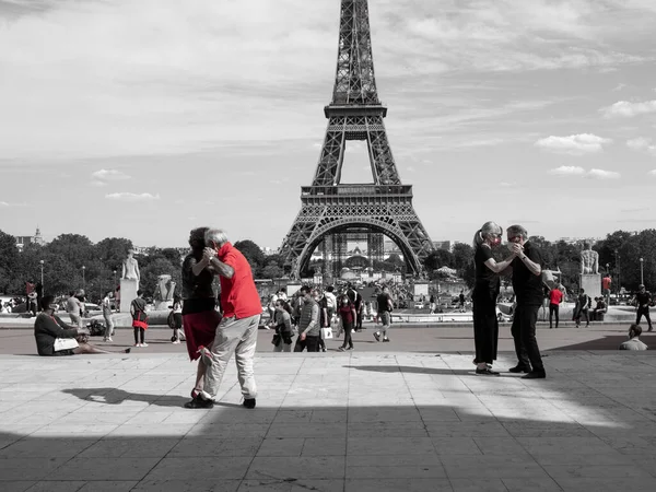 2021年5月 法国巴黎 阿根廷情侣们在Tracadero广场上跳着探戈 背景是巴黎的埃菲尔铁塔 爱情之城 黑白照片 — 图库照片
