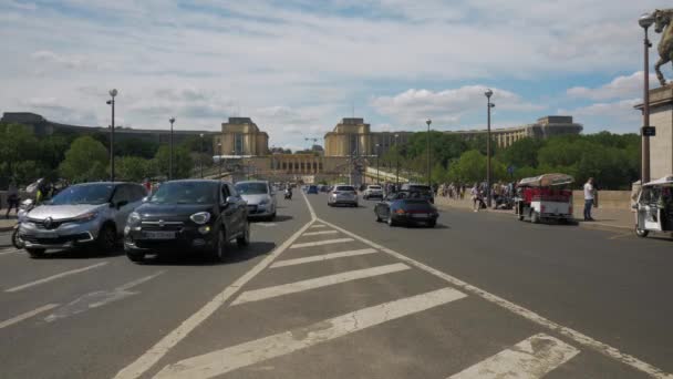프랑스 2021 라파스는 사람들 이길을따라 속도로 지나가는 차들이 광장을 거리에서 — 비디오