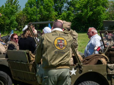 NORMANDY, Colleville-Montgomery, FRANCE Haziran 2021: Normandiya 'ya Müttefik çıkartma, arabalar, kamyonlar, üniformalı insanlar. Bu etkinliğin yıllık yıldönümünü kutluyoruz.
