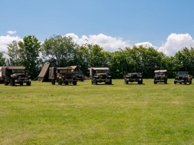 NORMANDY, Colleville-Montgomery, FRANCE Haziran 2021: Normandiya 'ya Müttefik çıkartma, arabalar, kamyonlar, üniformalı insanlar. Bu etkinliğin yıllık yıldönümünü kutluyoruz.