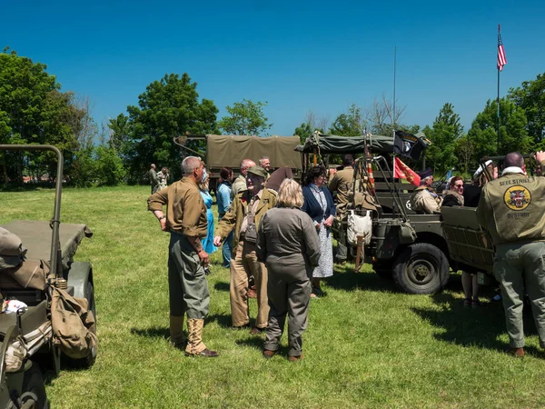 NORMANDY, Colleville-Montgomery, FRANCE Haziran 2021: Normandiya 'ya Müttefik çıkartma, arabalar, kamyonlar, üniformalı insanlar. Bu etkinliğin yıllık yıldönümünü kutluyoruz.