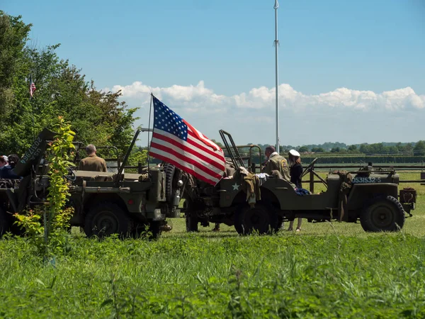 NORMANDY, Colleville-Montgomery, FRANCE Haziran 2021: Normandiya 'ya Müttefik çıkartma, arabalar, kamyonlar, üniformalı insanlar. Bu etkinliğin yıllık yıldönümünü kutluyoruz.