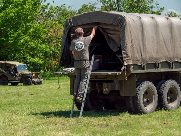 NORMANDY, Colleville-Montgomery, FRANCE Haziran 2021: Normandiya 'ya Müttefik çıkartma, arabalar, kamyonlar, üniformalı insanlar. Bu etkinliğin yıllık yıldönümünü kutluyoruz.