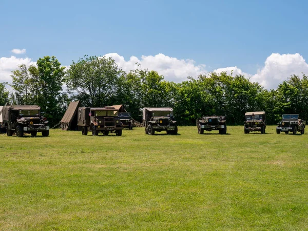 NORMANDY, Colleville-Montgomery, FRANCE Haziran 2021: Normandiya 'ya Müttefik çıkartma, arabalar, kamyonlar, üniformalı insanlar. Bu etkinliğin yıllık yıldönümünü kutluyoruz.