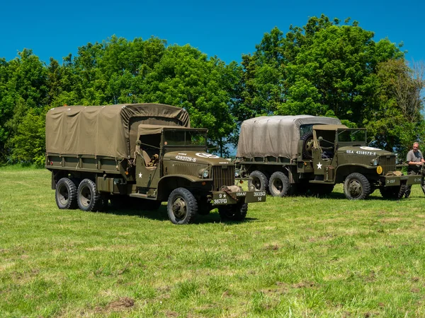 NORMANDY, Colleville-Montgomery, FRANCE Haziran 2021: Normandiya 'ya Müttefik çıkartma, arabalar, kamyonlar, üniformalı insanlar. Bu etkinliğin yıllık yıldönümünü kutluyoruz.