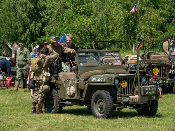 NORMANDY, Colleville-Montgomery, FRANCE Haziran 2021: Normandiya 'ya Müttefik çıkartma, arabalar, kamyonlar, üniformalı insanlar. Bu etkinliğin yıllık yıldönümünü kutluyoruz.