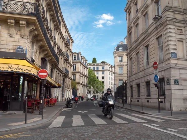 Παρίσι Γαλλία Μάιος 2021 Μια Μοτοσικλέτα Που Οδηγεί Ευθεία Μπροστά — Φωτογραφία Αρχείου