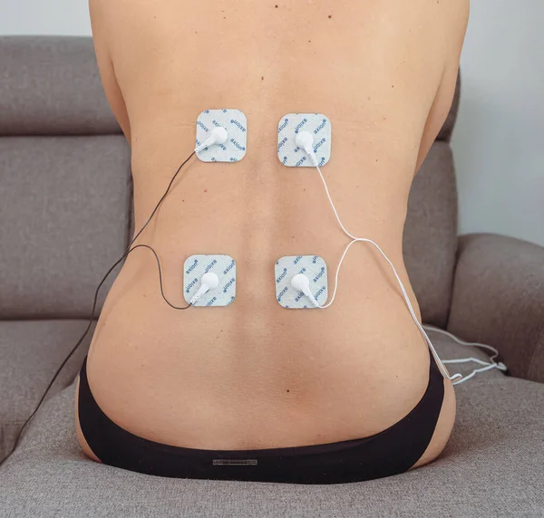 Mujer Terapia Con Electrodos Colocados Los Músculos Espalda Rehabilitación Postraumática — Foto de Stock