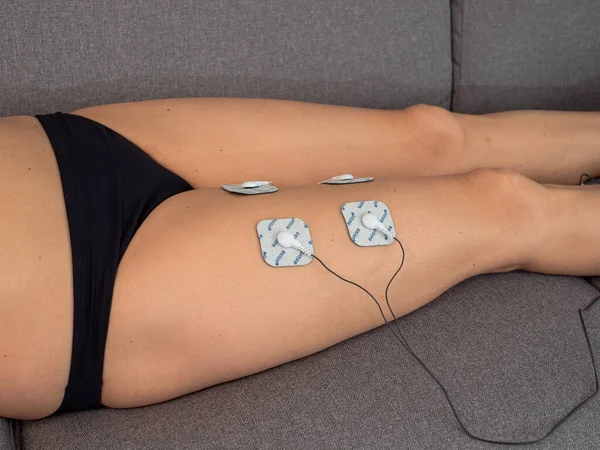 Mujer Terapia Con Electrodos Colocados Las Piernas Rehabilitación Postraumática — Foto de Stock
