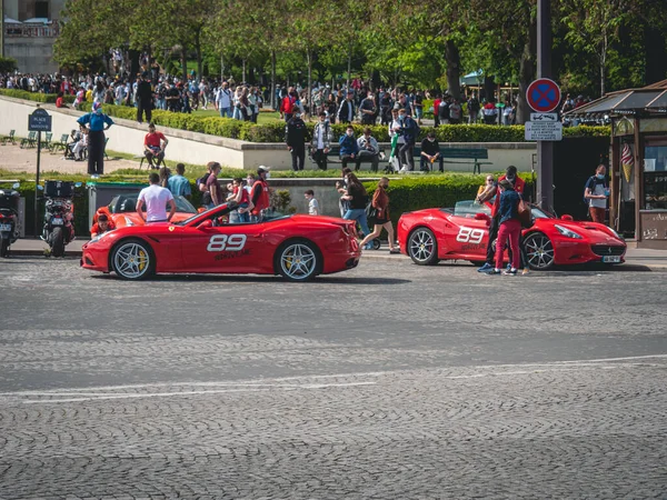 Párizs Franciaország 2021 Május Piros Ferrari Autók Párizs Központjában Gyönyörű — Stock Fotó