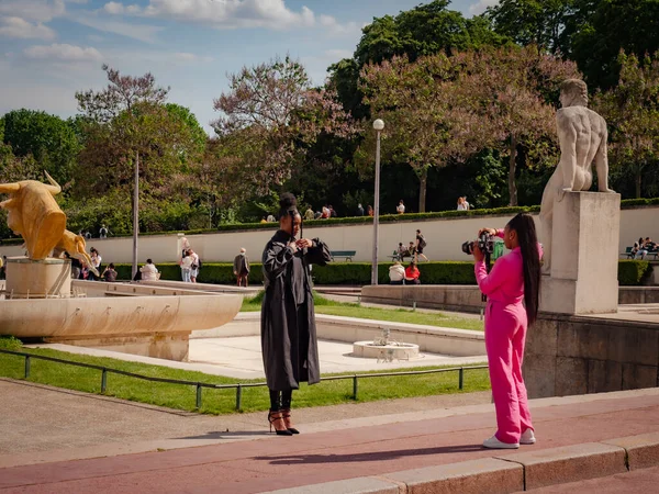 Paris França Maio 2021 Duas Mulheres Bonitas Negras Tirando Fotos — Fotografia de Stock