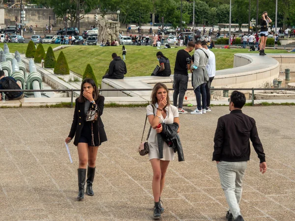 Paris França Maio 2021 Mulheres Bonitas Paris Enquanto Caminham Praça — Fotografia de Stock