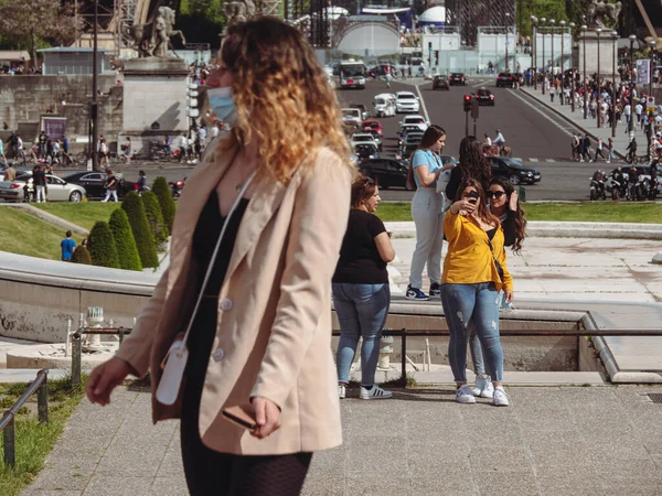 Париж Франция Май 2021 Года Туристы Фотографируют Себя Перед Эйфелевой — стоковое фото