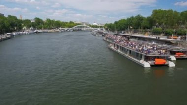 Paris, Fransa, Mayıs 2021. Turistli gemiler Seine 'de, Paris şehir merkezinde, Amazon gemisinde, Timelapse 4k' te, kamera hareketlerinde ilerliyorlar.,