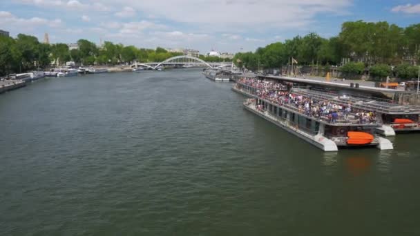 París Francia Mayo 2021 Naves Con Turistas Navegando Por Sena — Vídeos de Stock