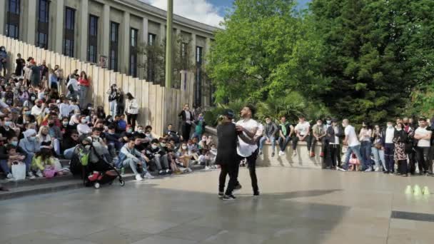 Παρίσι Γαλλία Μάιος 2021 Μια Ομάδα Νέων Ανθρώπων Χορεύουν Στο — Αρχείο Βίντεο