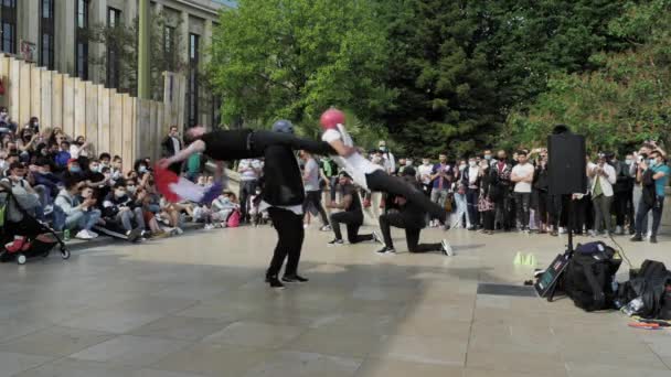 París Francia Mayo 2021 Grupo Jóvenes Bailando Calle Figuras Acrobáticas — Vídeos de Stock