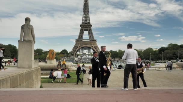 2021年5月 法国巴黎 作为巴黎爱之城埃菲尔铁塔的象征 在特雷卡德罗广场 Tracadero Square 的彩排中 乐队以小号和萨克斯风为背景 4K电影 — 图库视频影像