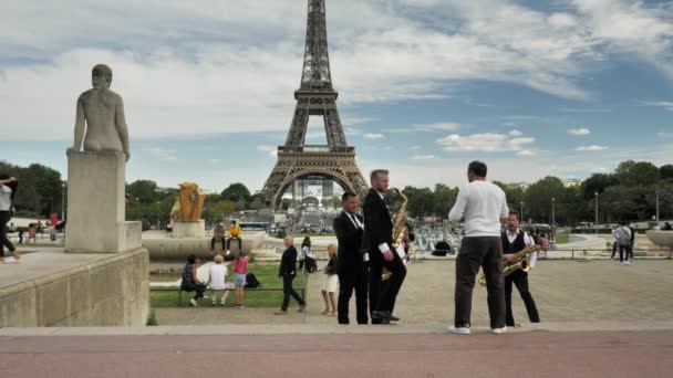 París Francia Mayo 2021 Banda Música Con Trompetas Saxofón Durante — Vídeo de stock