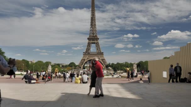 2021年5月 法国巴黎 阿根廷探戈夫妇在Tracadero广场的背景上跳舞 这是爱之城巴黎埃菲尔铁塔的象征 4K电影 — 图库视频影像