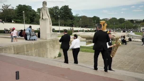 Paris Frankreich Mai 2021 Musikband Mit Trompeten Und Saxophon Bei — Stockvideo