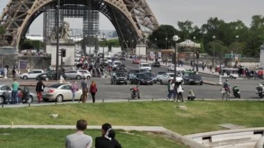 Paris, Fransa, Mayıs 2021. Lena n Seine Köprüsü 'nün arka planında Paris' teki Eyfel Kulesi 'nin manzarası. İnsanlar, arabalar, Parislilerin günlük hayatı. 4k video