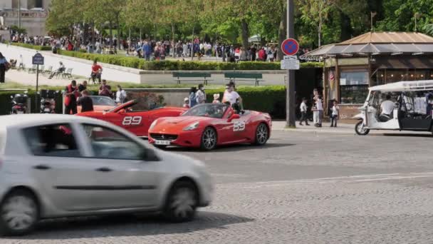 Paris Fransa Mayıs 2021 Paris Sokaklarına Park Etmiş Kırmızı Ferrari — Stok video
