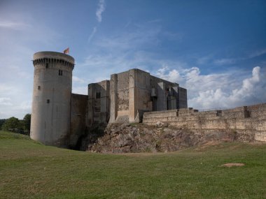 Falaise, Fransa Ağustos 2021. Castle Dungeons (Chateau), Falaise, Calvados, Normandiya, Fransa. Bu ortaçağ şehri Fatih William 'ın doğduğu yerdi. Normandiya Dükü Robert' ın oğlu.