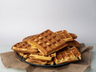 Belçika waffleları üst üste ve bir tabakta.