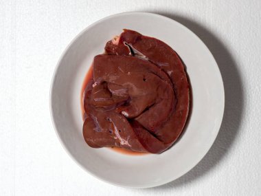 Beyaz tabakta sığır ciğeri, üst manzara