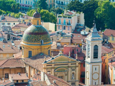 Nice 'teki Chez Juliette restoranının renkli yüzü, ayırt edici sarı tuğla duvarı, kırmızı sandalyeleri ve konuklar için hazırlanmış masaları. Tipik bir atmosfer Fransa