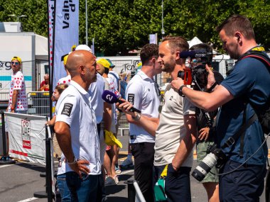 İspanyol üç direkli yelkenli gemisi Pascual Flores 'in Ouistreham' dan ayrılışının insansız hava aracı görüntüsü şehrin 1000. kuruluş yıldönümünü kutlarken çekildi. 