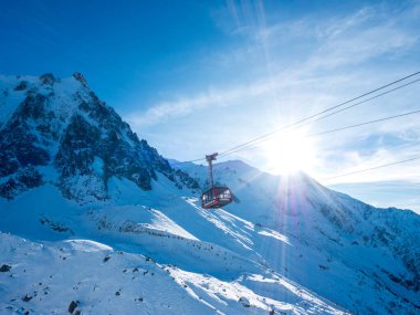 Kayak yapan babası olan çocuk, kar tulumunun içinde yatan çocuk, Chamonix Alps France