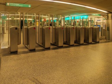 Modern metro istasyonu girişinde bilet engelleri