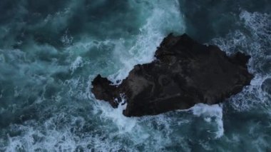 Kayalık kıyı ve okyanus dalgalarının manzaralı güzel manzarası