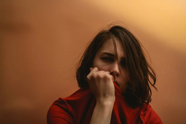 Een Jonge Vrouw Heeft Een Shirt Aan Verberg Gezicht — Stockfoto