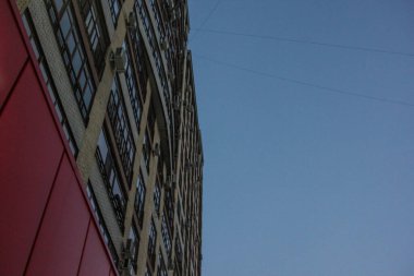 Yüksek binalar ve gökyüzü