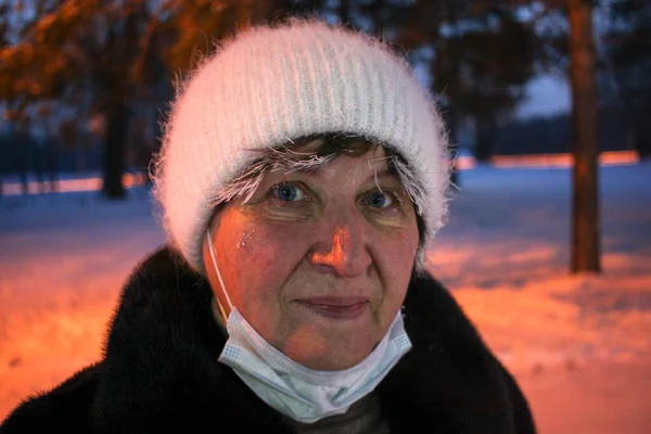 Yetişkin bir kadın kameraya bakar. Dış portre